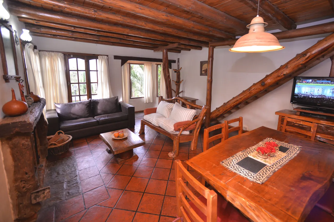 Interior cálido de la cabaña Los Troncos